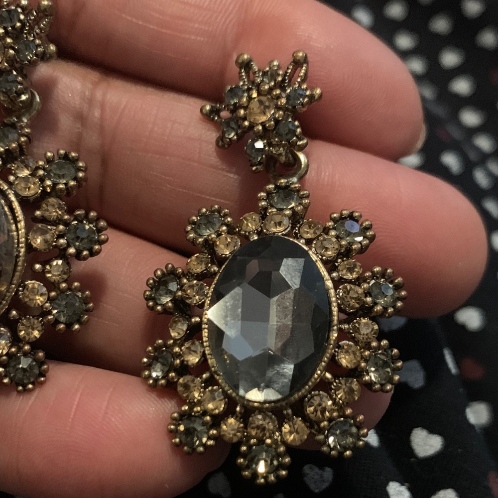 Vintage Black and Gold Earrings - Picture 2 of 3